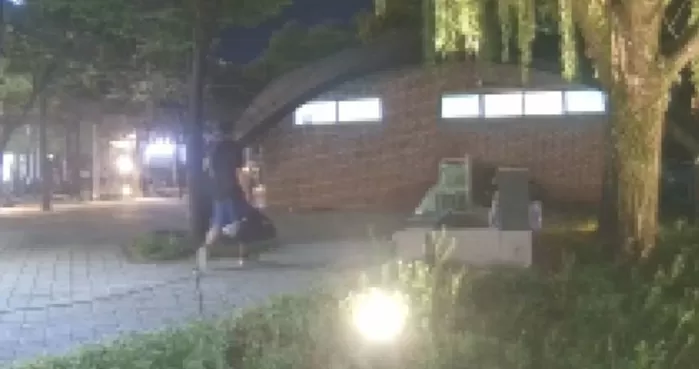 경북 영천의 사관학교에서 근무하는 육군 교관(30대·대위)이 지난 2일 오전 검은색 가방에 K-2소총을 담고 대구 수성구 수성못 일대를 걸어가고 있다/사진=뉴스1