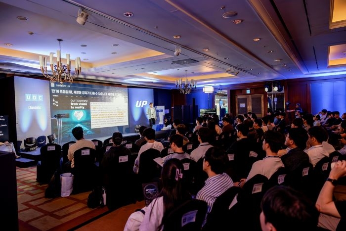 [사진자료2] 고란 유튜브채널 ‘알고란’ 대표가 9일 UDC 2025에서 열린 청년 대상 업클래스에서 강연을 진행하고 있다.jpg