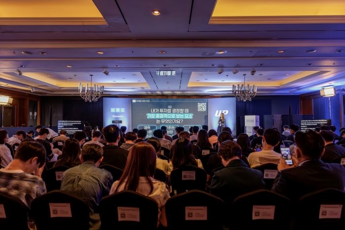 [사진자료4] 이은정 두나무 과장이 9일 UDC 2025에서 열린 청년 대상 업클래스에서 강연을 진행하고 있다.jpg