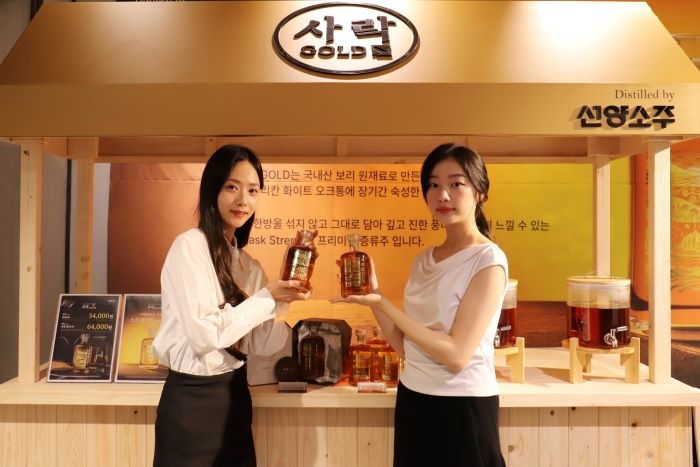 [롯데백화점] 서울 송파구 롯데백화점 잠실점 지하 1층 팝업스토어에서 모델들이 '사락GOLD'를 홍보하는 모습4 (가로컷).JPG