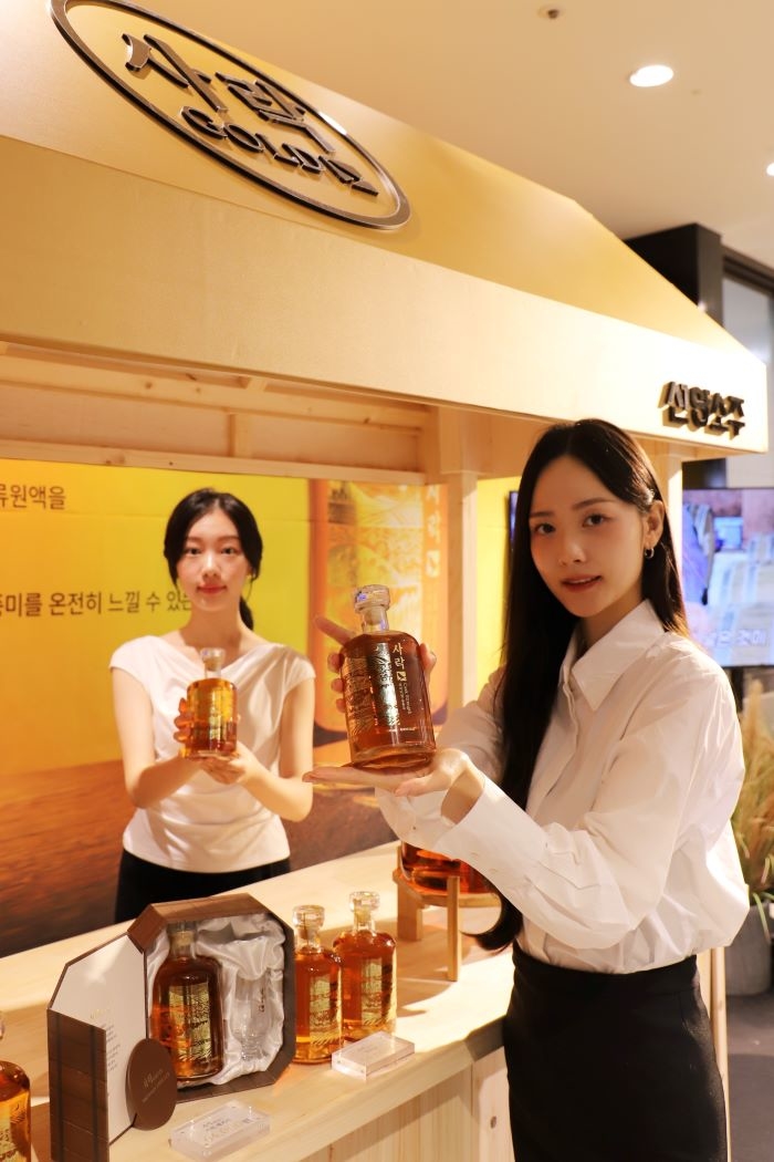 [롯데백화점] 서울 송파구 롯데백화점 잠실점 지하 1층 팝업스토어에서 모델들이 '사락GOLD'를 홍보하는 모습7 (세로컷).JPG