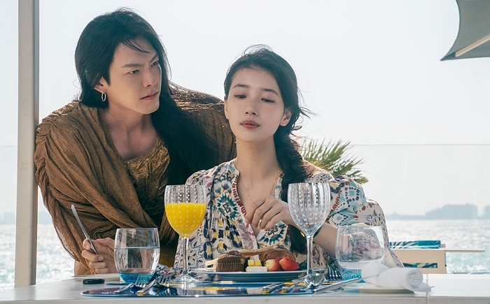 김우빈X수지 ‘다 이루어질지니’, 9년만에 재회해 달콤 살벌한 로코 케미 보여줄 스틸컷 공개