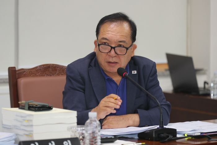 성평등정책관에 “여성스런 가녀린 몸” 발언한 제주도의원... 업무 칭찬 부탁에 “더 웃어라”