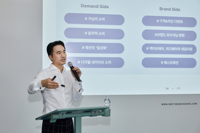 [이미지자료] 9일 김익환 한세실업 부회장이 홍익대학교 넥스트 디자인 랩에서 2025년도 2학기 첫 강의를 진행하고 있다-2.jpg