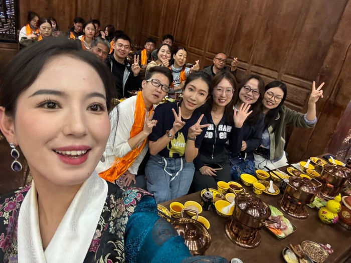 “‘송혜교’ 닮은 무용수 있다”는 소문에 외국인 관광객까지 몰린 中 식당