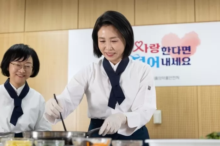 이재명 대통령 부인 김혜경 여사가 11일 서울 광진구 세종대학교에서 열린 삼삼한 요리 경연대회를 방문해 요리 시연을 하고 있다. 뉴스1