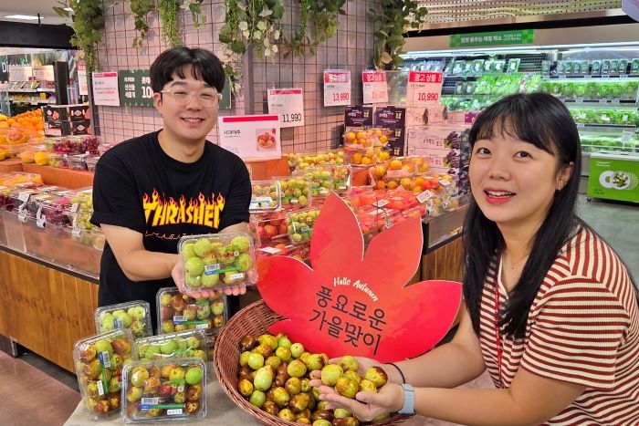 1. [롯데쇼핑-롯데마트] 롯데마트 제타플렉스 잠실점에서 사과대추를 홍보하고 있는 방준하(왼쪽), 김다연(오른쪽) 롯데마트·슈퍼 과일팀 MD(상품기획자).jpg