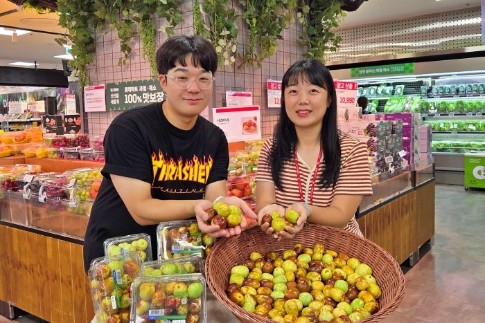 3. [롯데쇼핑-롯데마트] 롯데마트 제타플렉스 잠실점에서 사과대추를 홍보하고 있는 방준하(왼쪽), 김다연(오른쪽) 롯데마트·슈퍼 과일팀 MD(상품기획자).jpg