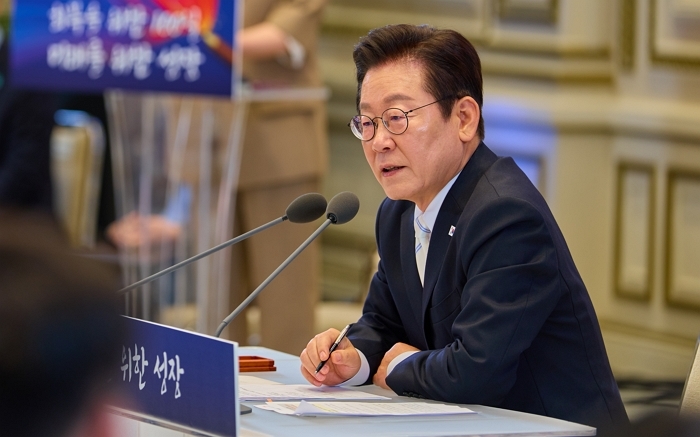 李대통령 “원전 신설에 15년 걸려, 현실성 없다”... 태양광·풍력 강조