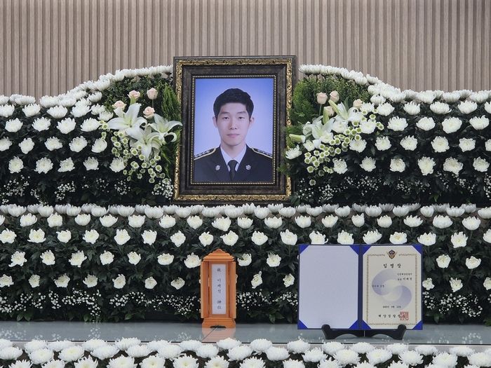 “왜 혼자 출동했나”... 구명조끼 벗어 노인 구하고 순직한 해경 유족 분통