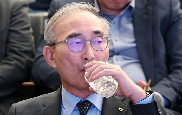 origin_물마시는KT김영섭사장.jpg
