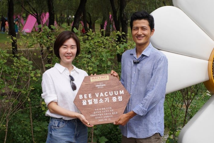 [버츠비 사진자료] 버츠비 경량 꿀벌청소기 증정식_02.jpg