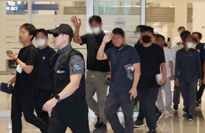 미국 이민당국에 의해 조지아주에 구금됐던 한국인 근로자들이 12일 인천국제공항 제2여객터미널 입국장을 나서고 있다. 2025.9.12/뉴스1(공동취재)