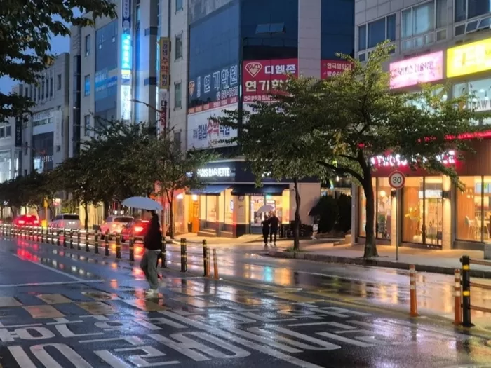 12일 오후 강원 강릉 교통 일대에서 우산을 쓴 시민들이 발걸음을 옮기고 있다. 기상청은 극심한 가뭄이 이어지는 강릉을 포함한 동해안에 오는 14일까지 30~80㎜(많은 곳 ...
