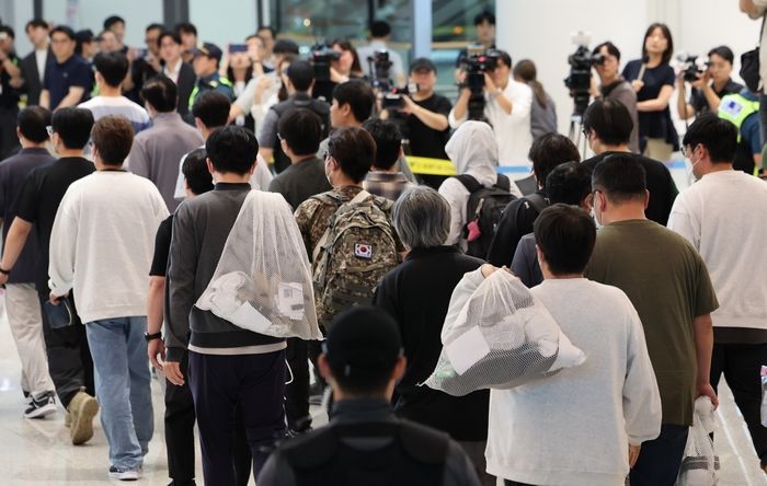 “오픈된 화장실서 용변·샤워”... 美 구금 근로자들의 악몽 같았던 일주일