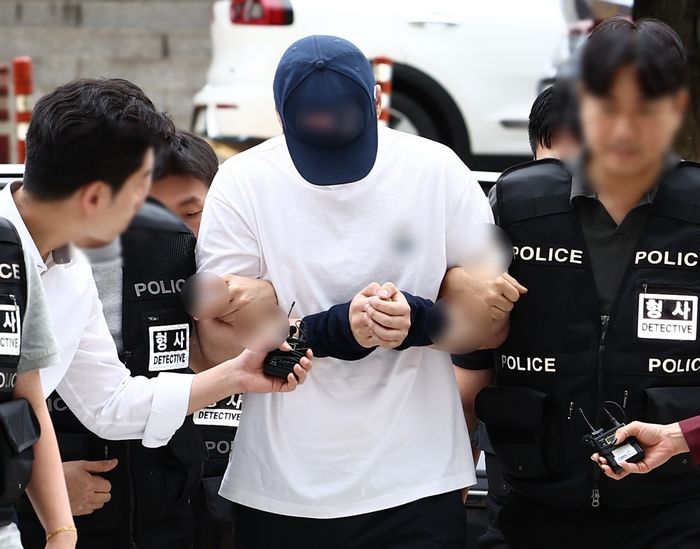 흉기 휘둘러 3명 살해한 관악구 피자가게 업주 구속... 