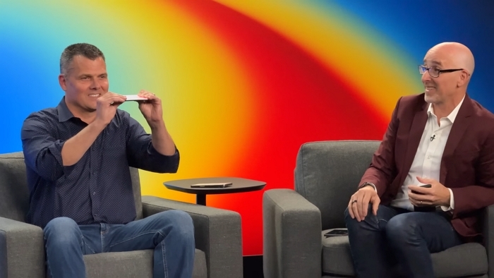 공개 행사서 ‘역대 가장 얇은 아이폰’ 힘껏 구부린 애플 부사장... 결과에 모두 ‘충격’