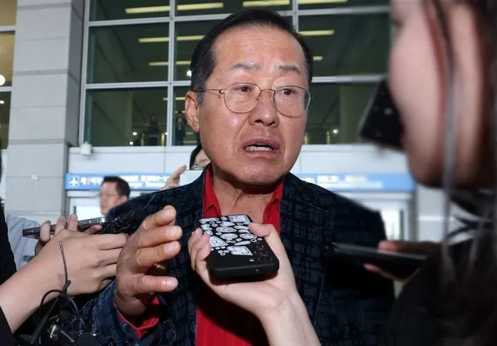 국민의힘 대선 경선에서 탈락한 뒤 정계 은퇴를 선언하고 하와이로 떠났던 홍준표 전 대구시장이 지난 6월 17일 인천국제공항을 통해 귀국해 인터뷰를 하고 있다. 2025.6.17 / 뉴스1