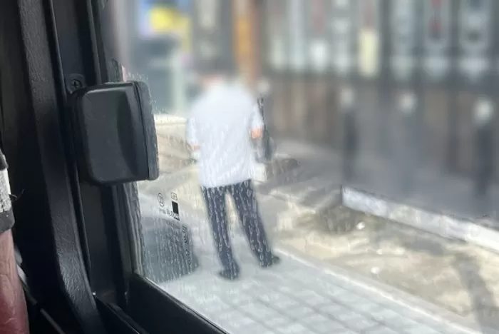 승객을 태운 버스 운전원이 밖에서 휴대전화를 보며 담배를 피운다며 올라온 민원글에 게시된 사진 (사진, 제주도청 민원 게시판 제주자치도에 바란다)