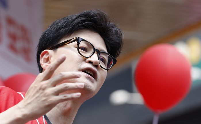 한동훈 “계엄해제 표결, 이재명 올 때까지 기다렸나?”... 우원식 “국회의원 안 해봐서 모르나?”