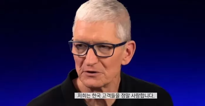 [서울=뉴시스] 팀 쿡 애플 최고경영자(CEO)가 지난 9일(현지 시간) 미국 캘리포니아주 쿠퍼티노 애플 본사에서 한국 테크 유튜버 잇섭과 인터뷰를 하고 있다. (사진=유튜브...