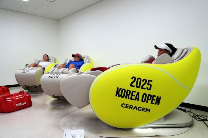 (사진자료) 국제 여자프로테니스 대회 'WTA 500 코리아오픈 2025' 출전 선수들이 현장에 설치된 세라젬 파우제 M8 Fit을 체험하고 있다.jpg