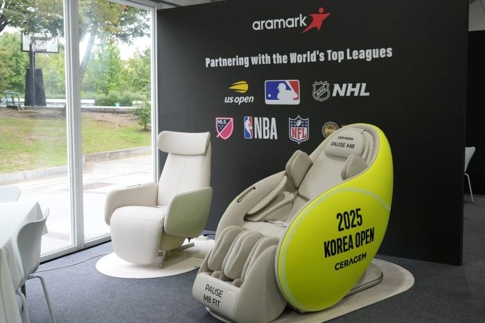 (사진자료) 국제 여자프로테니스 대회 ‘WTA 500 코리아오픈 2025’ 현장에 설치된 세라젬 셀트론 순환체어(좌), 파우제 M8 Fit(우).jpg