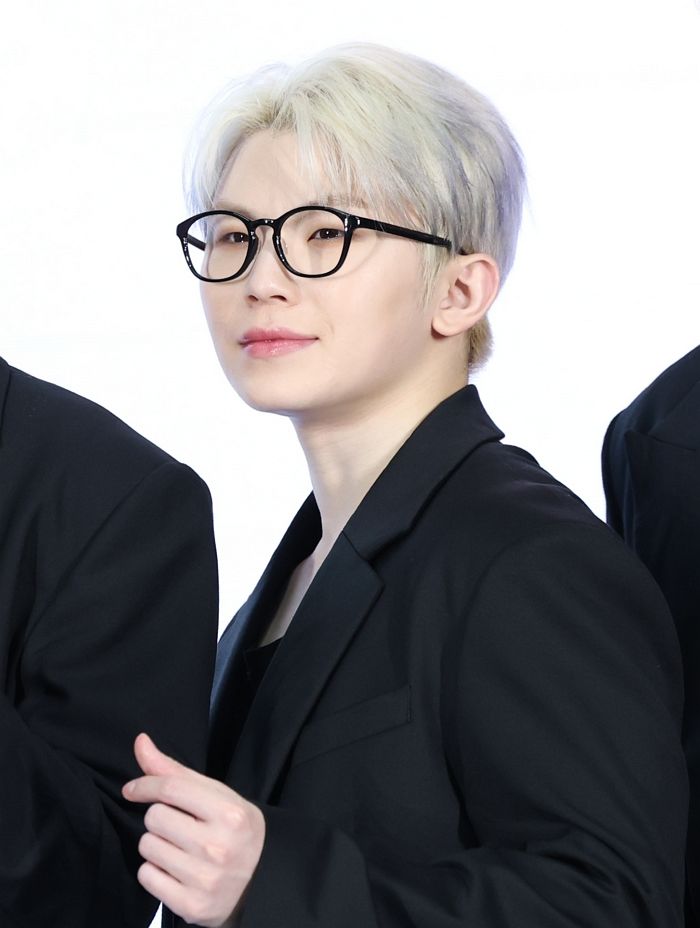 세븐틴 우지, 오늘(15일) 응원 속에 육군 현역 입대... “건강히 다녀오겠다”