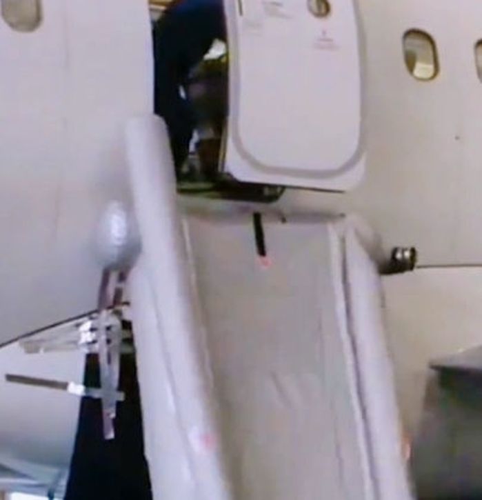 비행기 처음 탄 여성, 화장실로 착각해 비상구 문 열었다... 해명에도 판사가 내린 판결