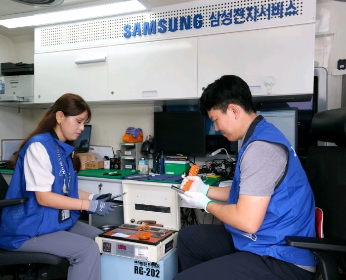 4. 삼성전자서비스 엔지니어가 찾아가는 스마트폰 점검 서비스를 제공하는 모습.jpg