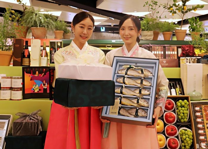 4. [롯데백화점] 서울시 송파구 잠실동에 위치한 롯데백화점 잠실점 지하1층 식품관에서 모델들이 추석 선물 세트를 홍보하고 있다..JPG