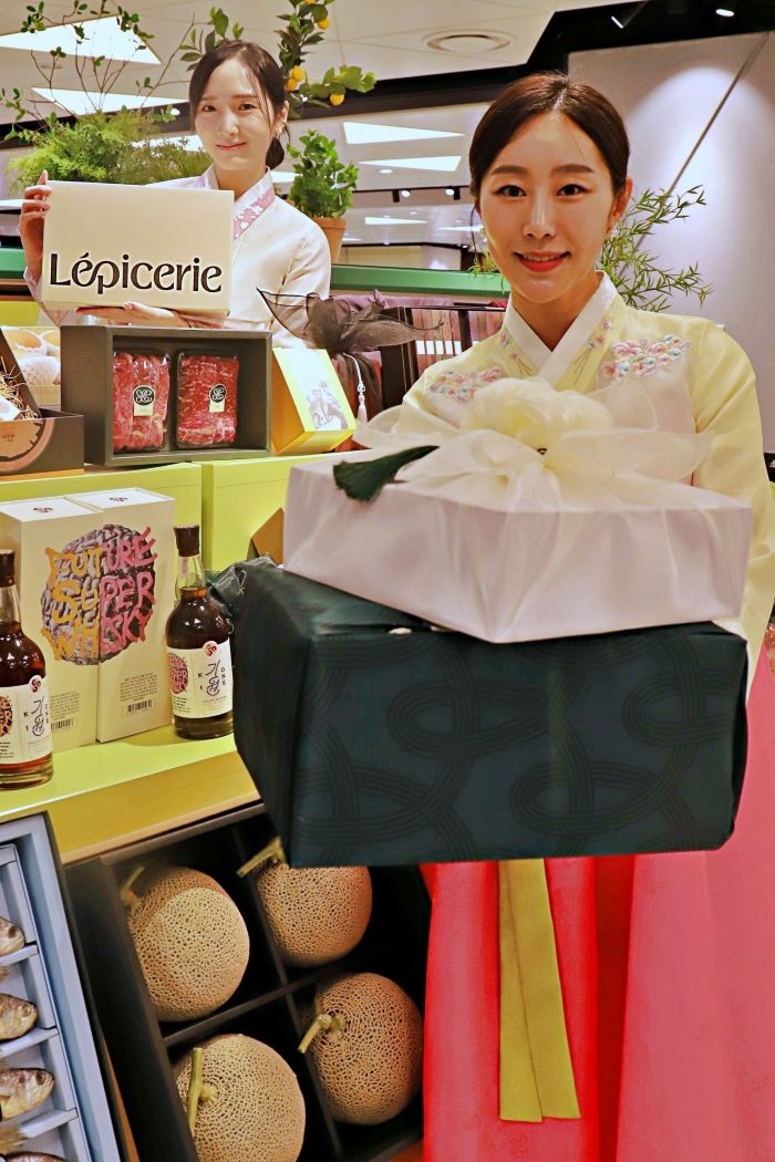 5. [롯데백화점] 서울시 송파구 잠실동에 위치한 롯데백화점 잠실점 지하1층 식품관에서 모델들이 추석 선물 세트를 홍보하고 있다..JPG