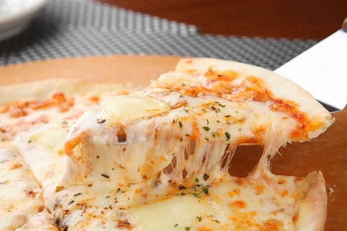 치즈피자 주문해놓고 “왜 치즈만있냐”며 별점테러한 손님