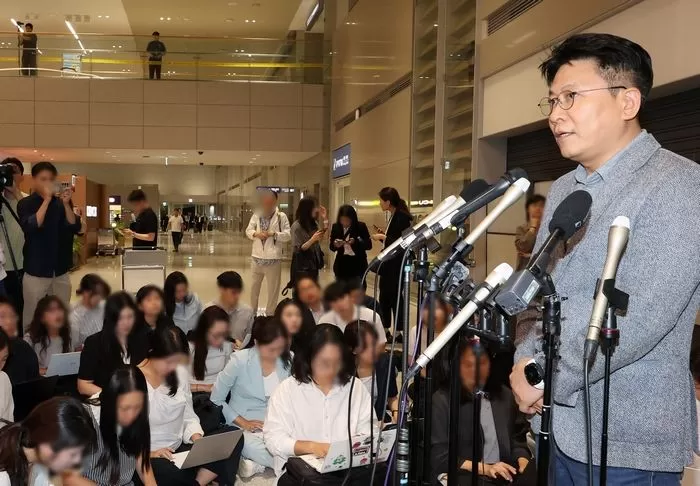 미국 이민당국에 의해 조지아주에 구금됐던 한국인 근로자들과 함께 귀국한 김동명 LG에너지솔루션 사장이 12일 인천국제공항 제2터미널 입국장에서 취재진 질문에 답하고 있다. 2025.9.12 / 뉴스1