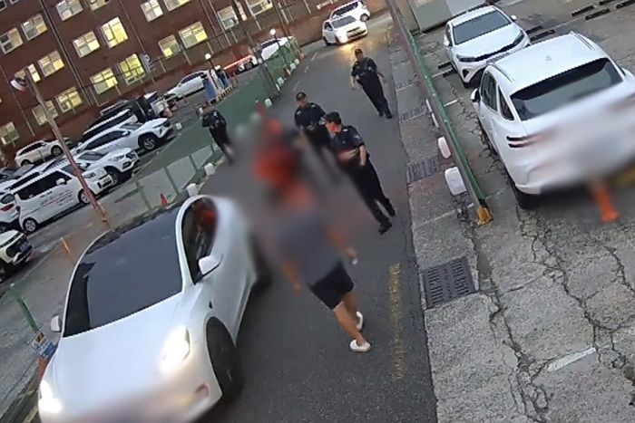양손에 흉기들고 부산도심 활보한 남성... 경찰에 붙잡히자 “장난삼아 그랬다”