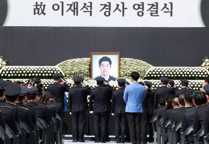 origin_헌화후경례하는동료경찰들.jpg