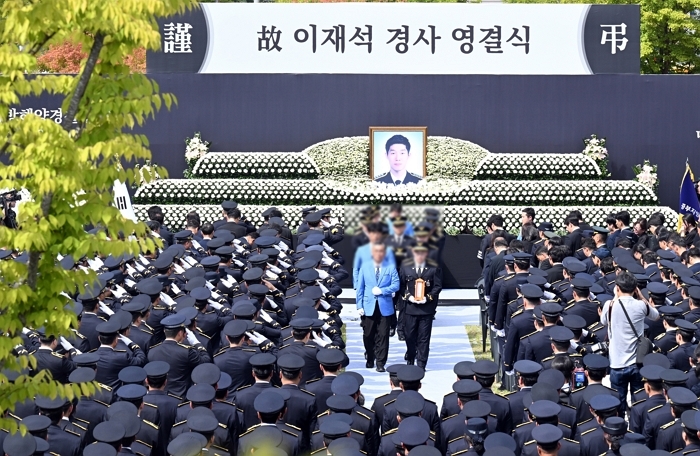 origin_동료들의배웅속에진행된고이재석경사영결식.jpg