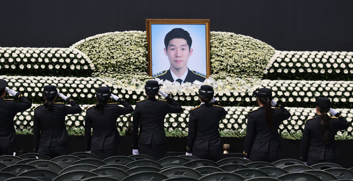 origin_경례하는경찰동료들.jpg