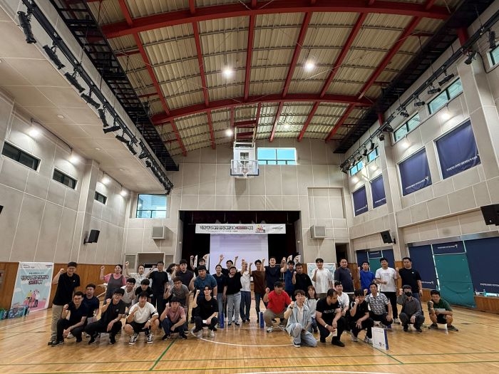 [사진자료1] 11일 열린 장애인 인식 개선 교육 ‘온(ON) 코트’에 참여한 한국동그라미파트너스 임직원들이 기념 촬영을 하고 있다..jpg