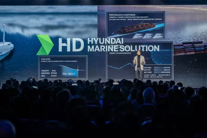 정기선 HD현대 부회장이 CES 2024에서 HD현대마린솔루션 해양 데이터 솔루션 '오션와이즈'(OceanWise)에 대해 설명하는 모습 / HD현대