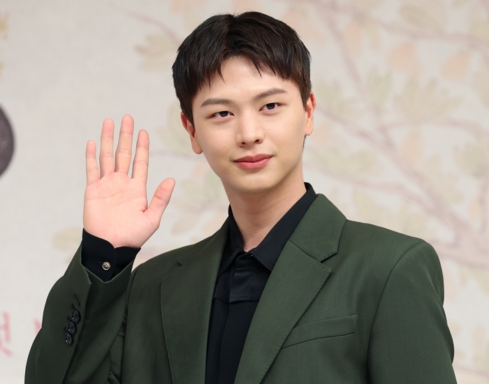 origin_육성재빛나는손인사.jpg