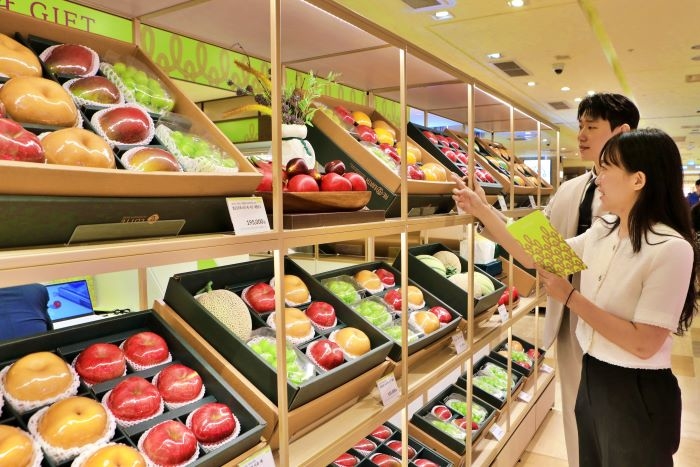 한 입 베어 물면 ‘산지의 향기’... 롯데百, 추석 청과 선물 대폭 강화