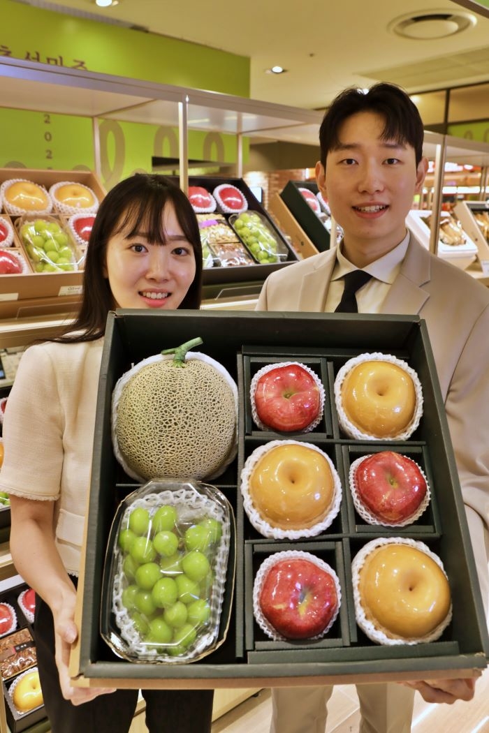 2. [롯데백화점] 본점 지하 1층 식품관에서 모델이 추석 청과 기프트를 홍보하고 있다 (세로형).JPG