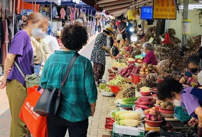 정부, 추석 전 ‘지원금’ 900억 푼다... “대형마트·온라인몰에서도 사용 가능”