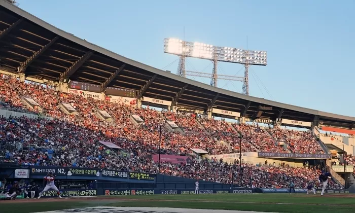10일 오후 서울 송파구 잠실야구장에서 열린 프로야구 '2025 신한 SOL뱅크 KBO 리그' 한화 이글스와 LG 트윈스의 경기가 만원 관중 속에 열리고 있다. / 뉴스1