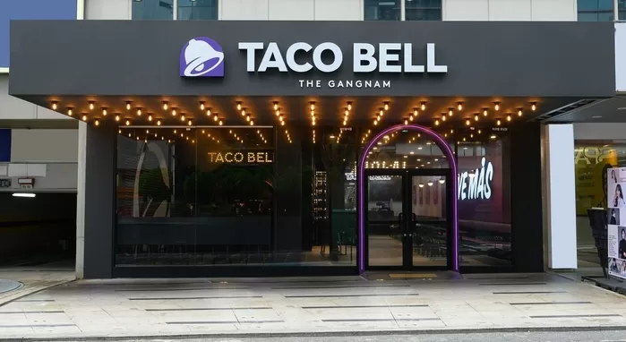 “타코에 하이볼이 2만원?”... KFC가 강남 한복판에 연 타코벨 풀바, MZ 제대로 겨냥했다