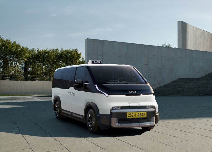 기아, PV5에 택시 전용 ‘올인원 디스플레이 2’ 출시... “택시 필수 기능 한 화면에 담았다”