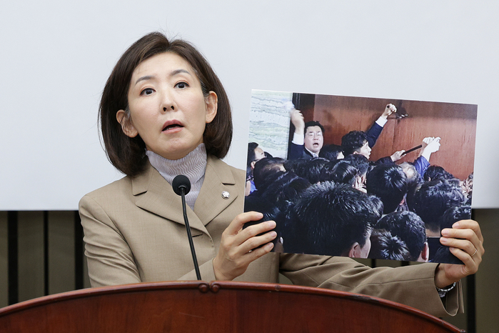 origin_신상발언하는나경원빠루는민주당이들었다.jpg