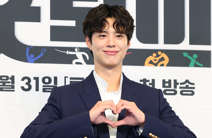 ‘이발병 출신’ 박보검, 시골서 이발사로 취직?... tvN 새 예능 나온다