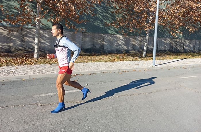 7cm ‘하이힐’ 신고 100m 뒤로 달리기서 ○○.○○초로 우승...세계신기록 경신한 남성